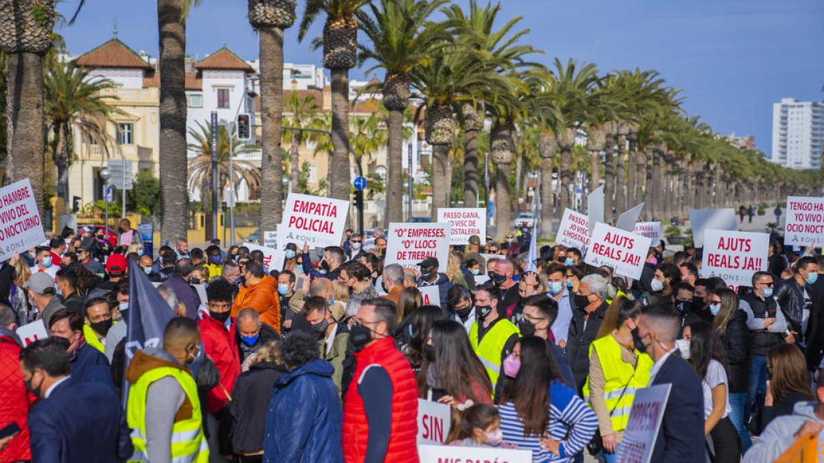 Unas 500 personas claman por|para la reapertura del ocio nocturno en Salou