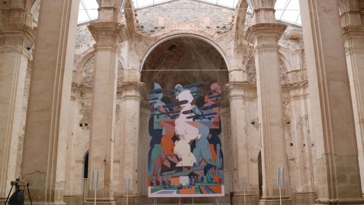 Aryz, reconegut muralista d'street art, crea un gran mural sobre el bombardeig que va destruir Corbera d'Ebre