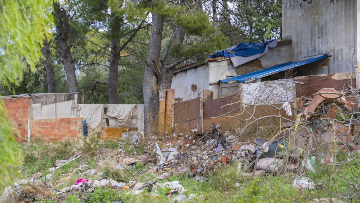 Denuncien l'acumulació de brossa al camí de l'Àngel de Tarragona