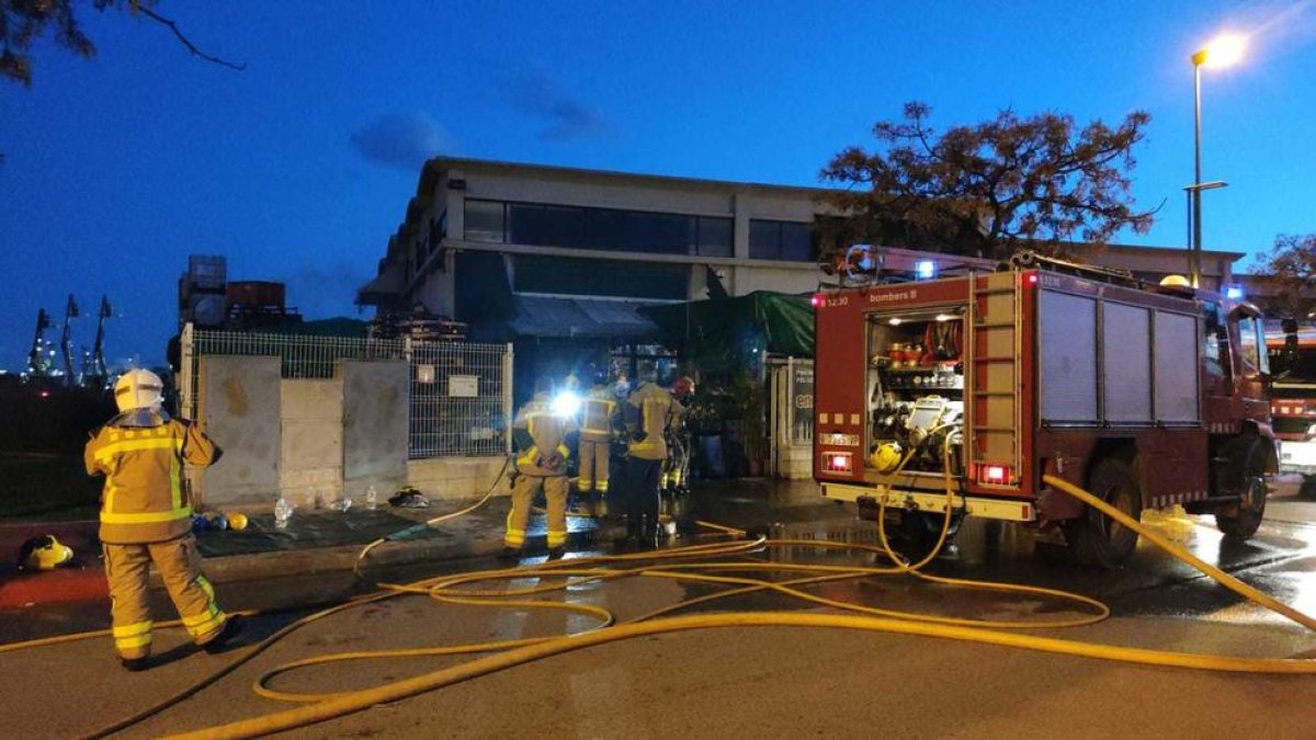 Los Bomberos trabajan en el incendio de una nave industrial en la Canonja