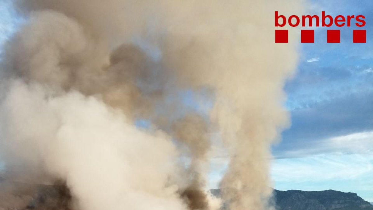 Trabajan para extinguir un incendio que afecta en el vertedero de Mas de Barberans