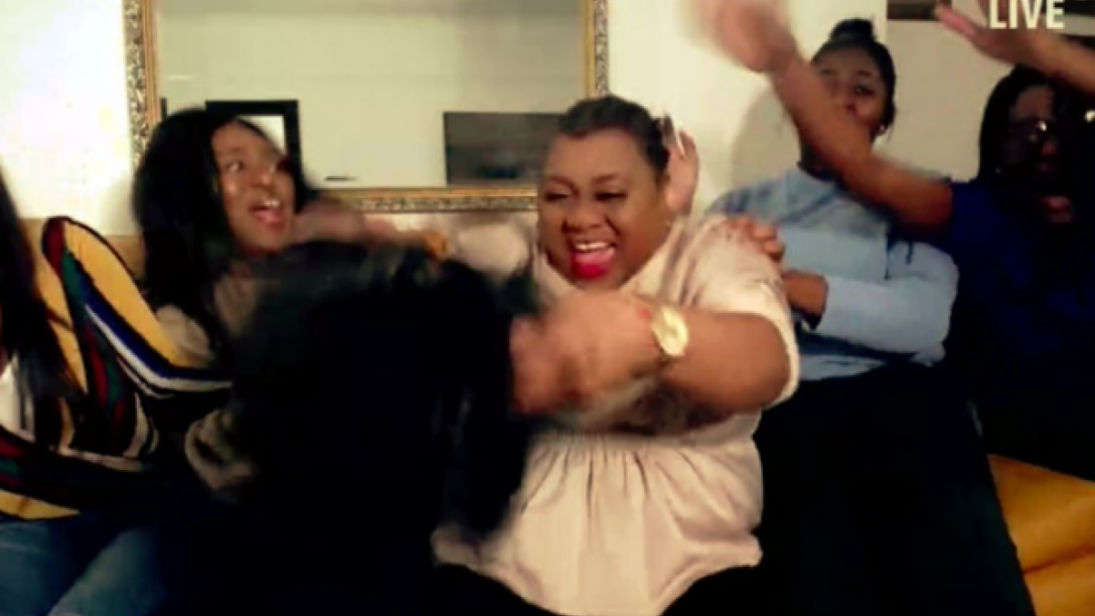 Gana un premio de televisión y lo celebra levantándose la peluca en directo