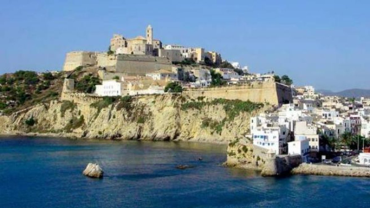 Muere un joven en Ibiza después de precipitarse desde las murallas de Dalt Vila