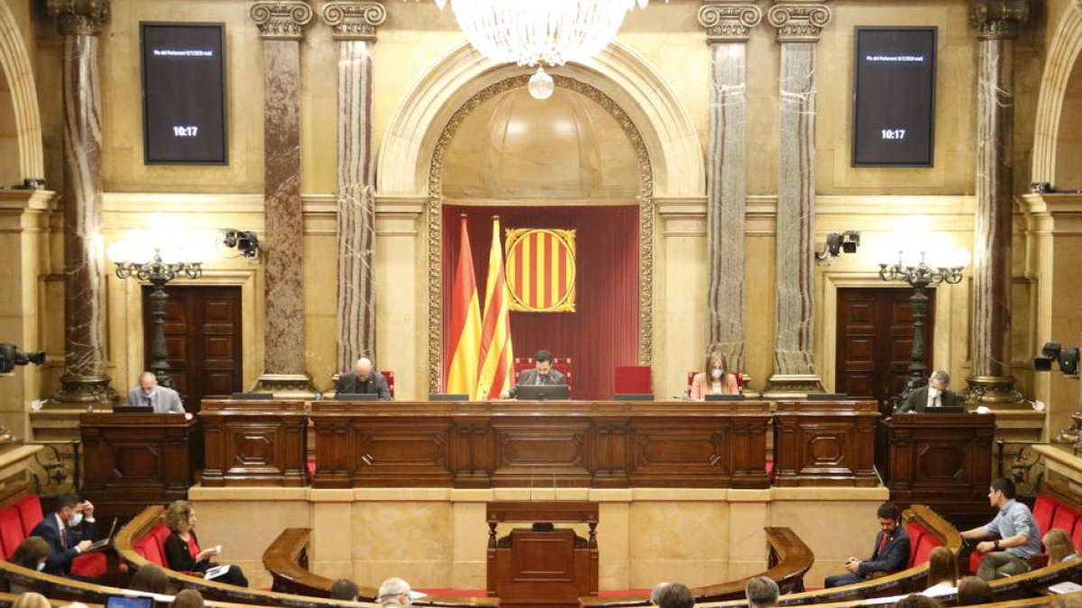 Pla general de l'hemicicle del Parlament durant el ple del 8 de juliol de 2020