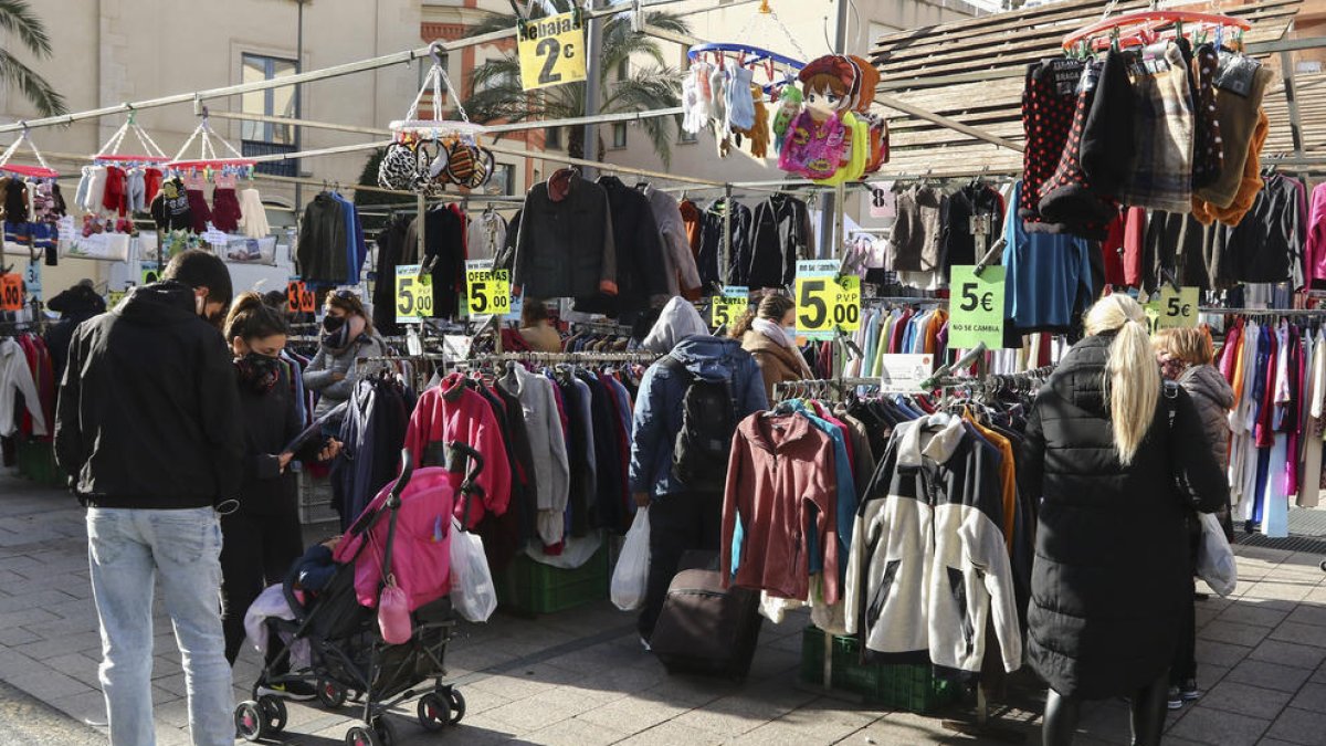 Cerrar los fines de semana lleva a los marchantes pérdidas de hasta el 50%