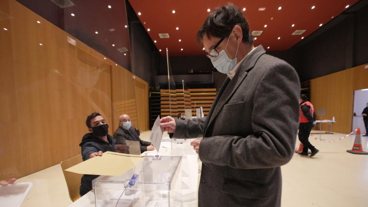 Illa (PSC) anima a votar: «L'esperança sempre és més forta que la por i l'afecte, més fort que l'odi»