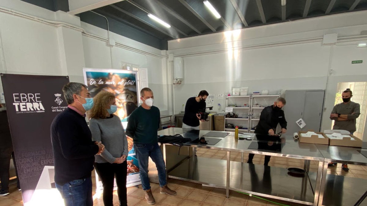 Les confraries ebrenques promocionen el consum de peix i marisc entre els més joves