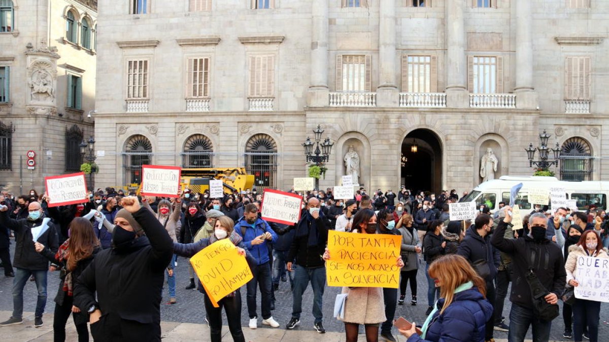 Centenares de trabajadores de bingos y casinos se movilizan en Barcelona contra el cierre