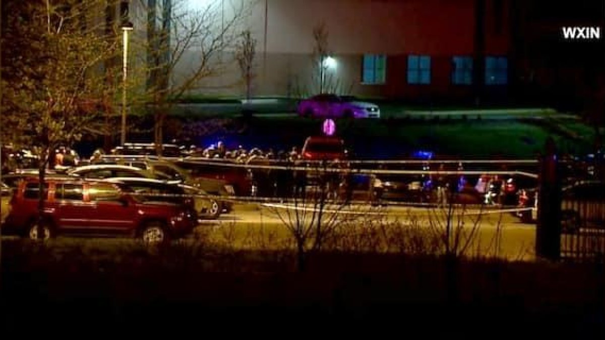 Al menos 8 muertos uertes en un tiroteo en un almacén postal de Indianápolis