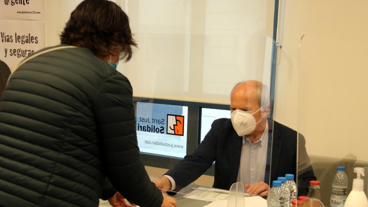 José Montilla preside una mesa electoral en Sant Just Desvern