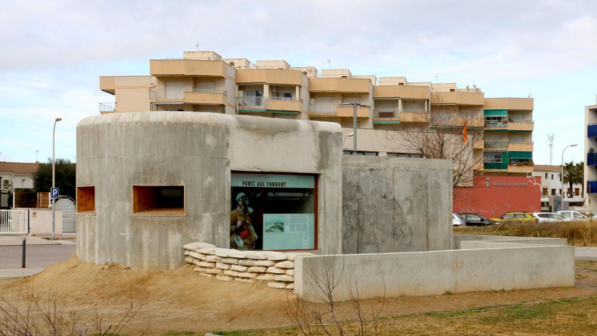 Cunit reconstrueix un búnquer de la Guerra Civil per preservar la història local