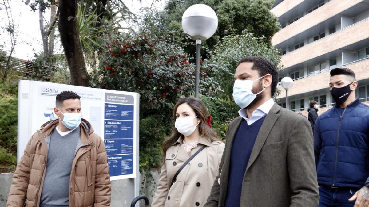 Chaparral (Vox) hace un llamamiento la movilización masiva y califica a las feministas que lo han increpado de «turba violenta»