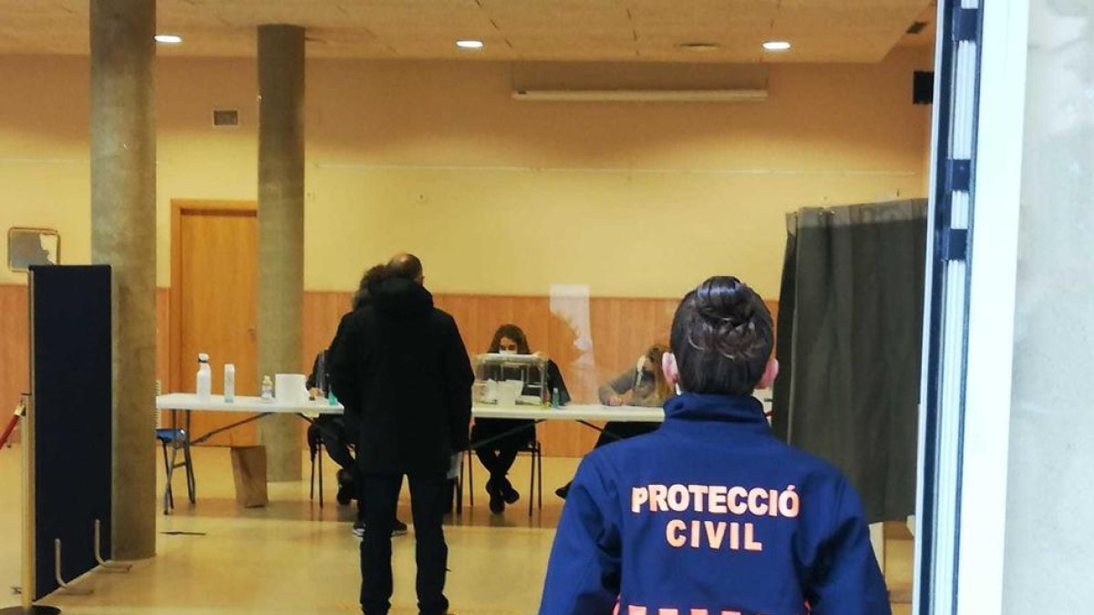Detinguts dos joves a Castellvell per intentar votar sense mascareta i agredir a agents dels Mossos