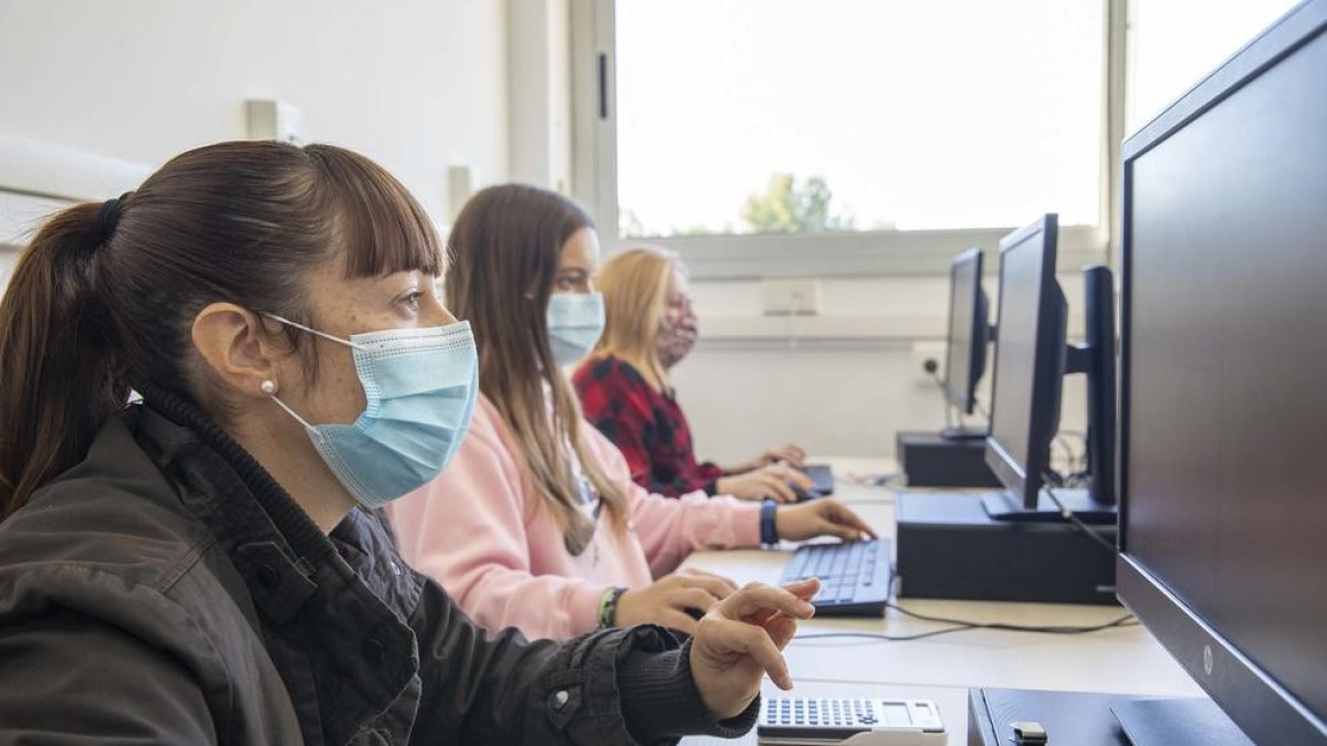 Educació completa la dotación de ordenadores para el alumnado de las Terres de l'Ebre