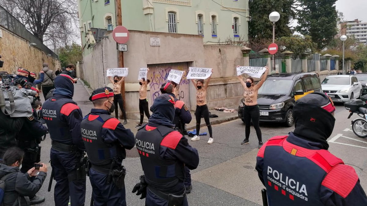 Feministes de Femen protesten en el col·legi on ha votat el candidat de Vox