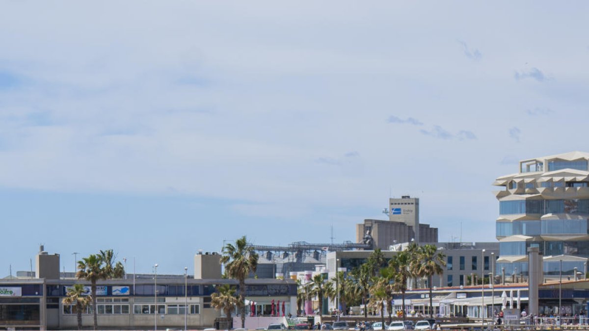 Primeros bañistas en las playas de Tarragona