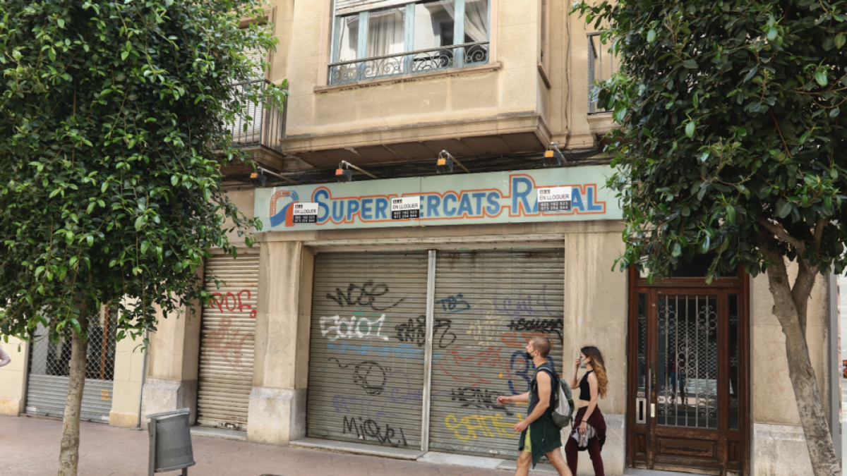 Supermercats Raval de Reus cierra en el raval Santa Anna y el local se alquila