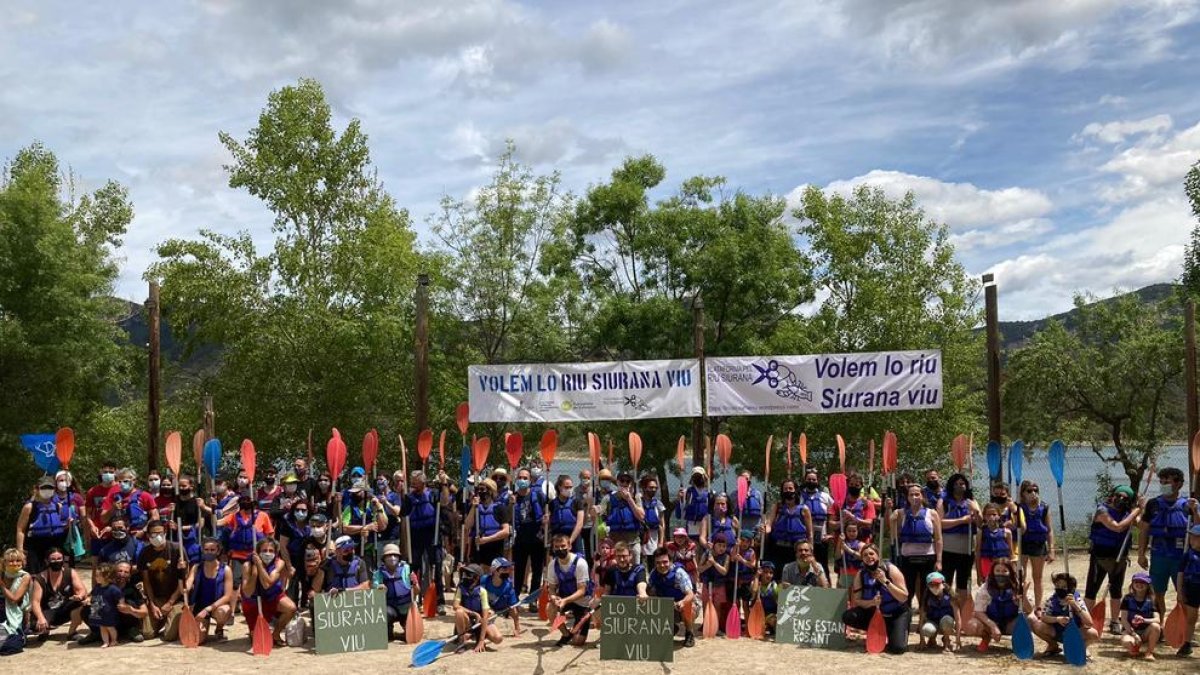 Un centenar de persones participen en una piraguada en defensa del riu Siurana