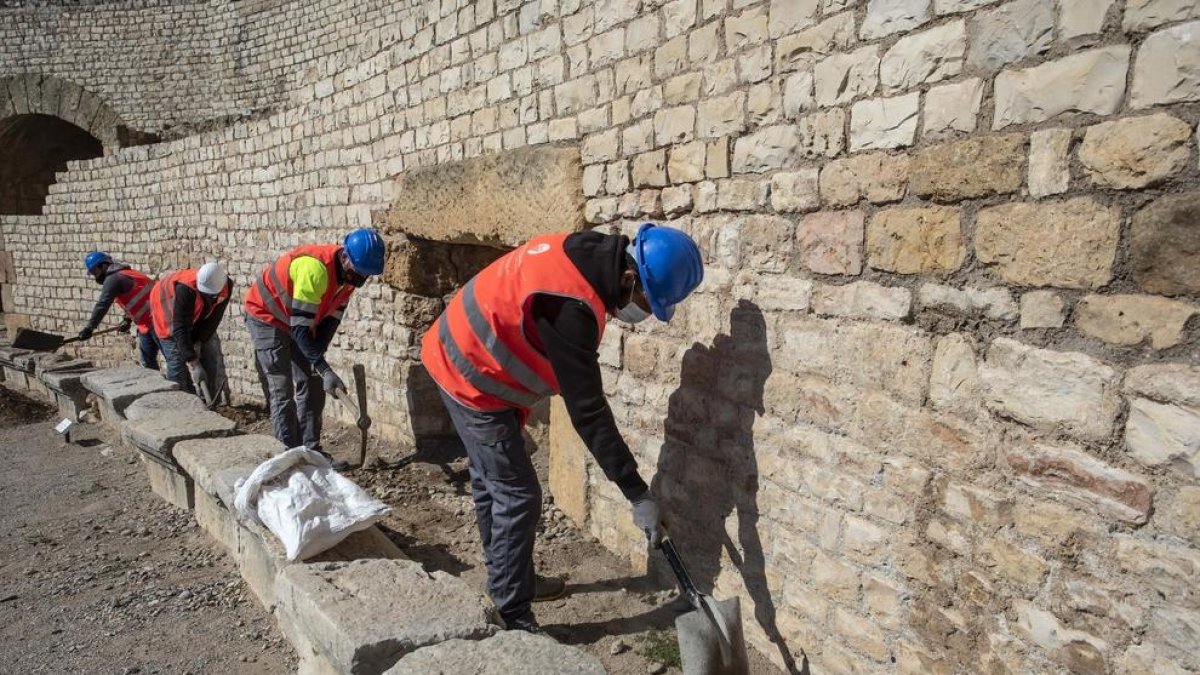 Empieza la recuperación del sistema de drenaje de agua de la arena del anfiteatro de Tarragona