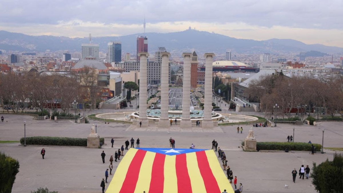 Pla general de l'estelada gegant que ha desplegat l'ANC a les Fonts de Montjuïc per demanar la mobilització de vot independentista