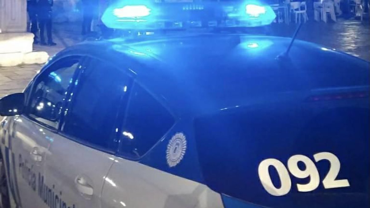 Dos germans detinguts per agressió a policies que van intervenir en una festa de matinada a una perruqueria