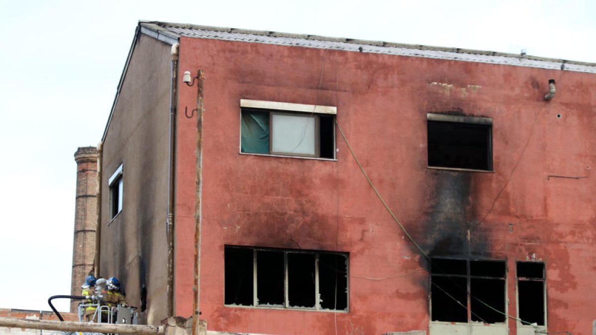 Encuentran a dos muertos en el interior de la nave incendiada en Badalona