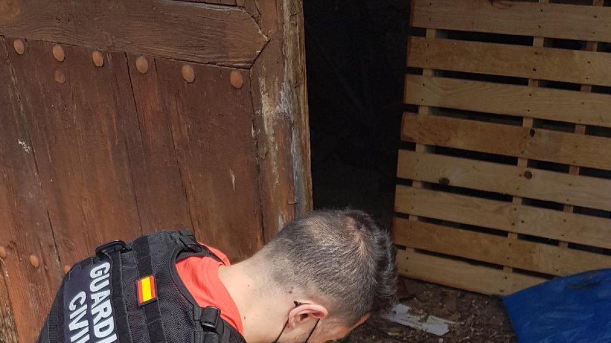 La Guardia Civil retira y destruye material explosivo localizado en un antiguo almacén de Paüls