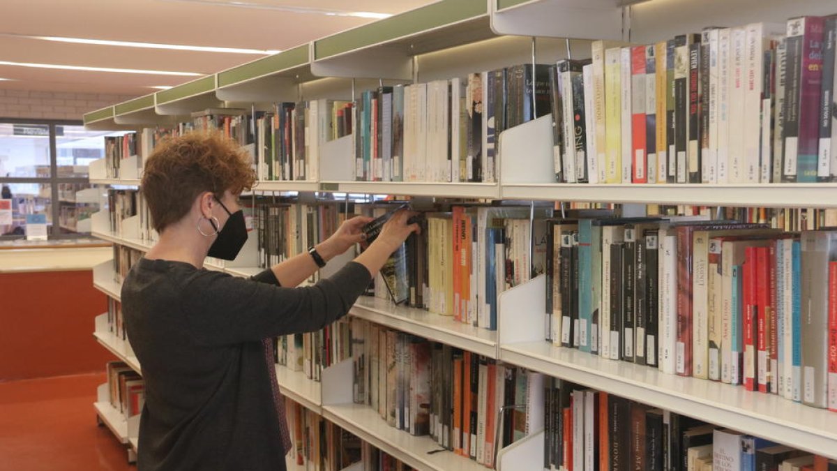 Llibres de sensibilització sobre medi ambient o amb enigmes, l'aposta de bibliotecaris per als petits aquest Sant Jordi