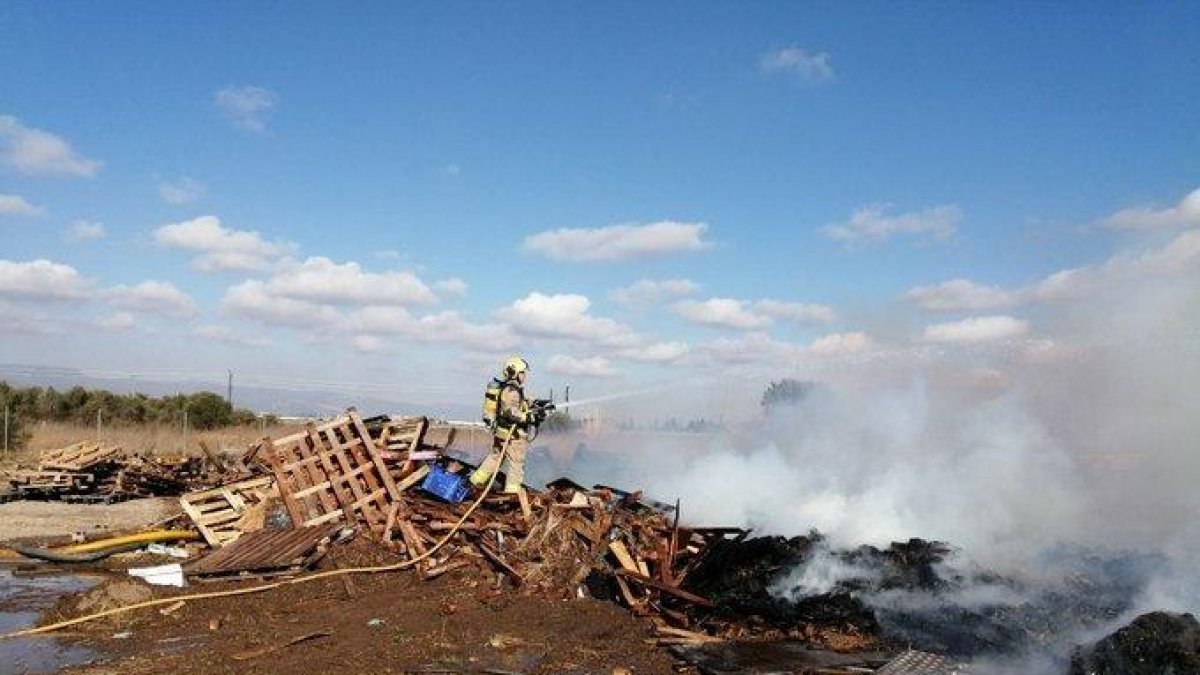 Los Bomberos se movilizan por|para un incendo en unos palés en una parcela en Reus