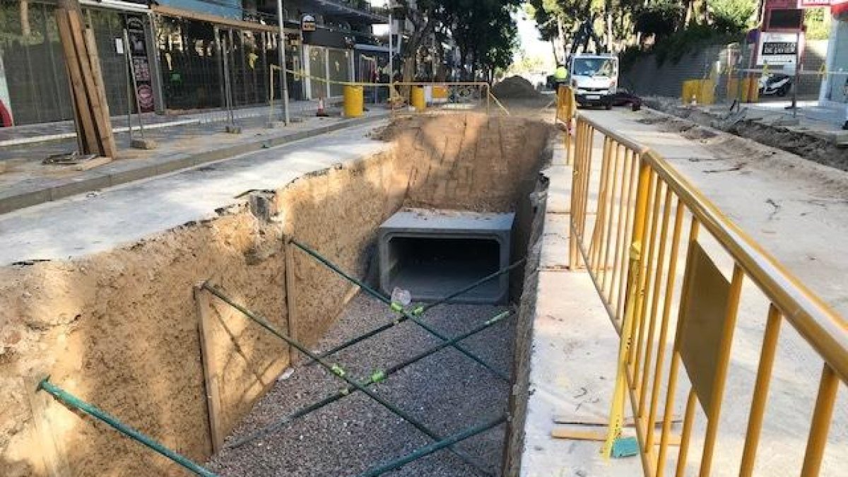 Instal·len un col·lector d'aigua al carrer Carles Buïgas de Salou per millorar la capacitat de desguàs d'aigües pluvials