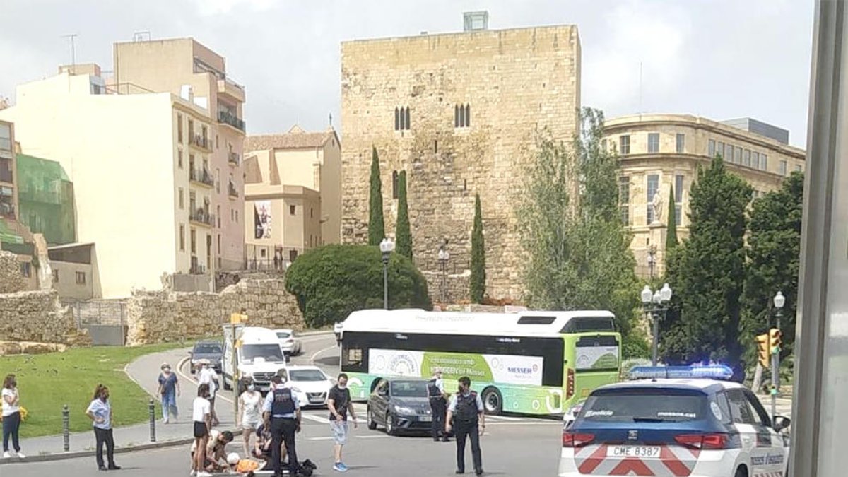Choque|Encontronazo de un patinete eléctrico con un coche en la plaza de la Unesco de Tarragona