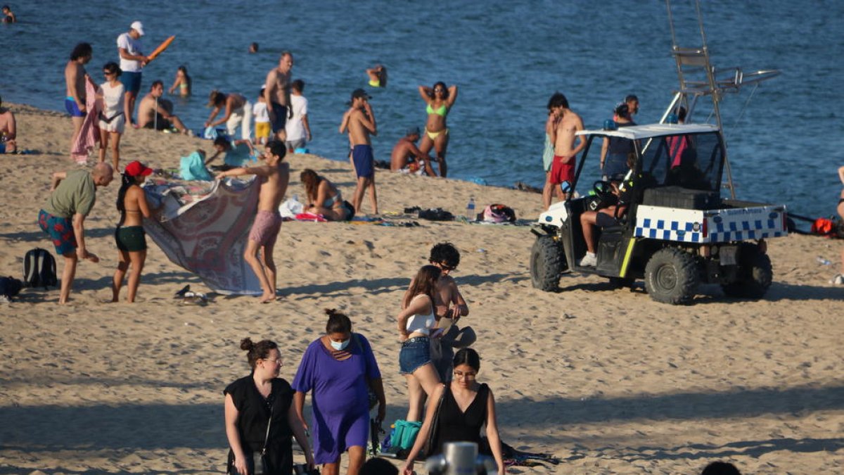 Barcelona pondrá en marcha una prueba piloto que prohibirá ahumar en cuatro playas