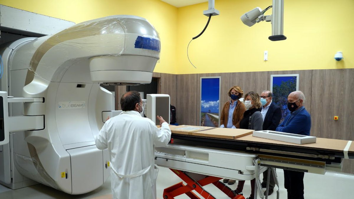 Salud instala el nuevo acelerador lineal a la Unidad de Radioterapia del Hospital de Jesús