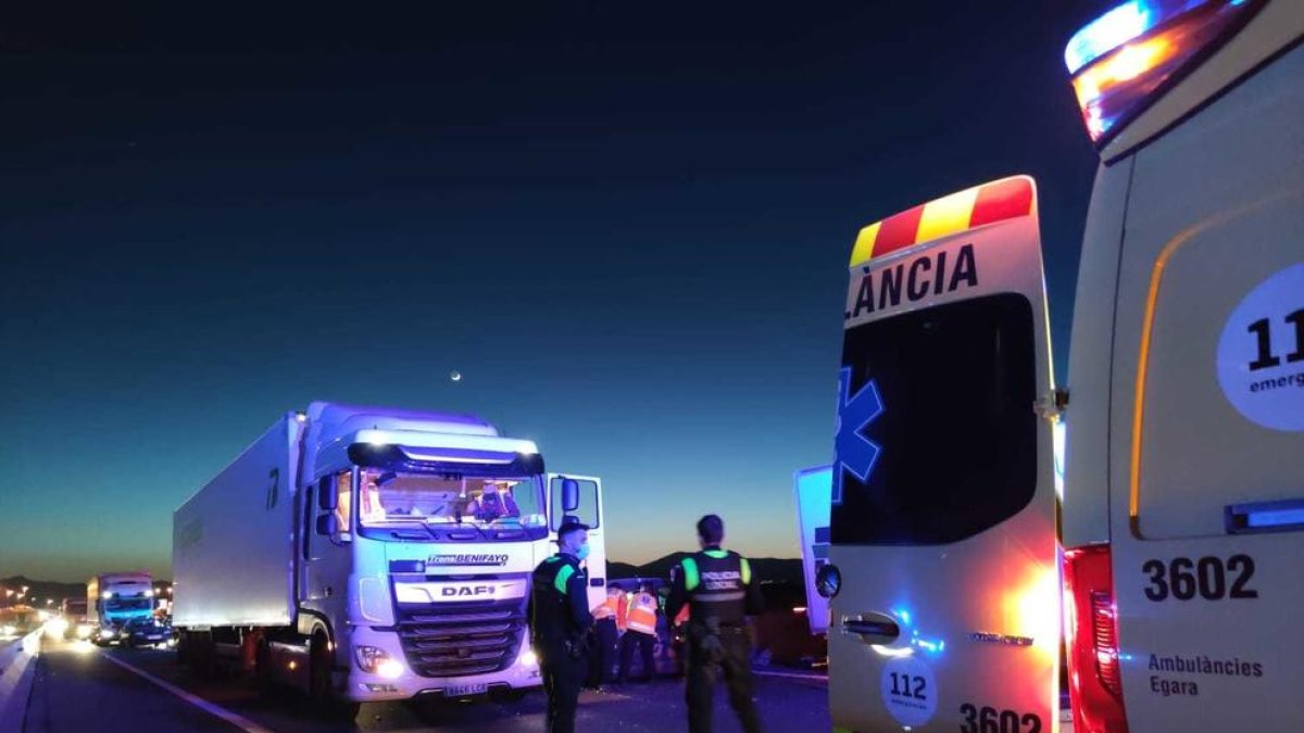 Accidente múltiple al A-7 a la altura de Vila-seca con dos camiones y un turismo implicados
