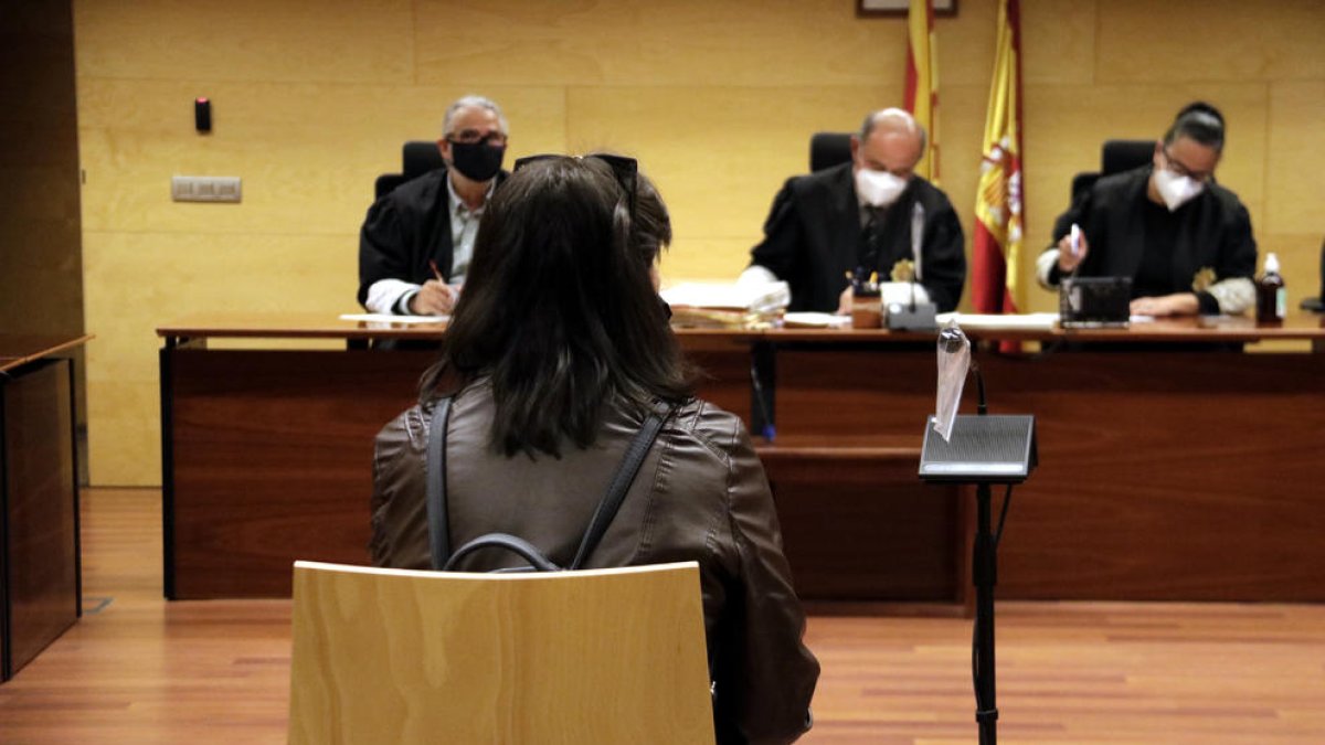 Condemnen a presó la mare que va «permetre» que abusessin de la filla de 8 anys a canvi de diners o droga