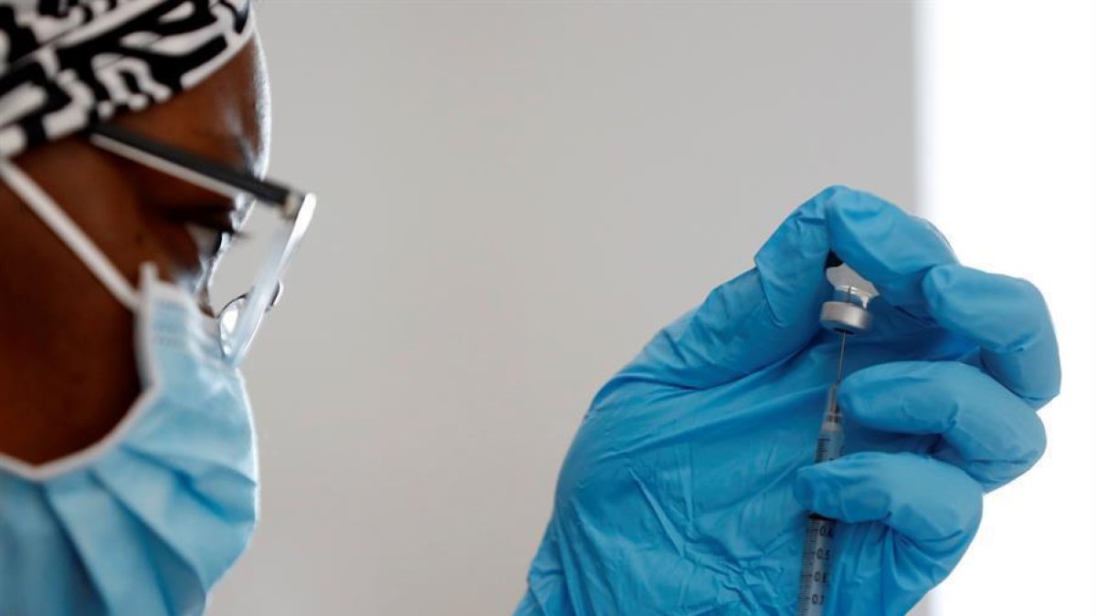 Una dosis de las vacunas de Pfizer y Moderna es efectiva en un 80%