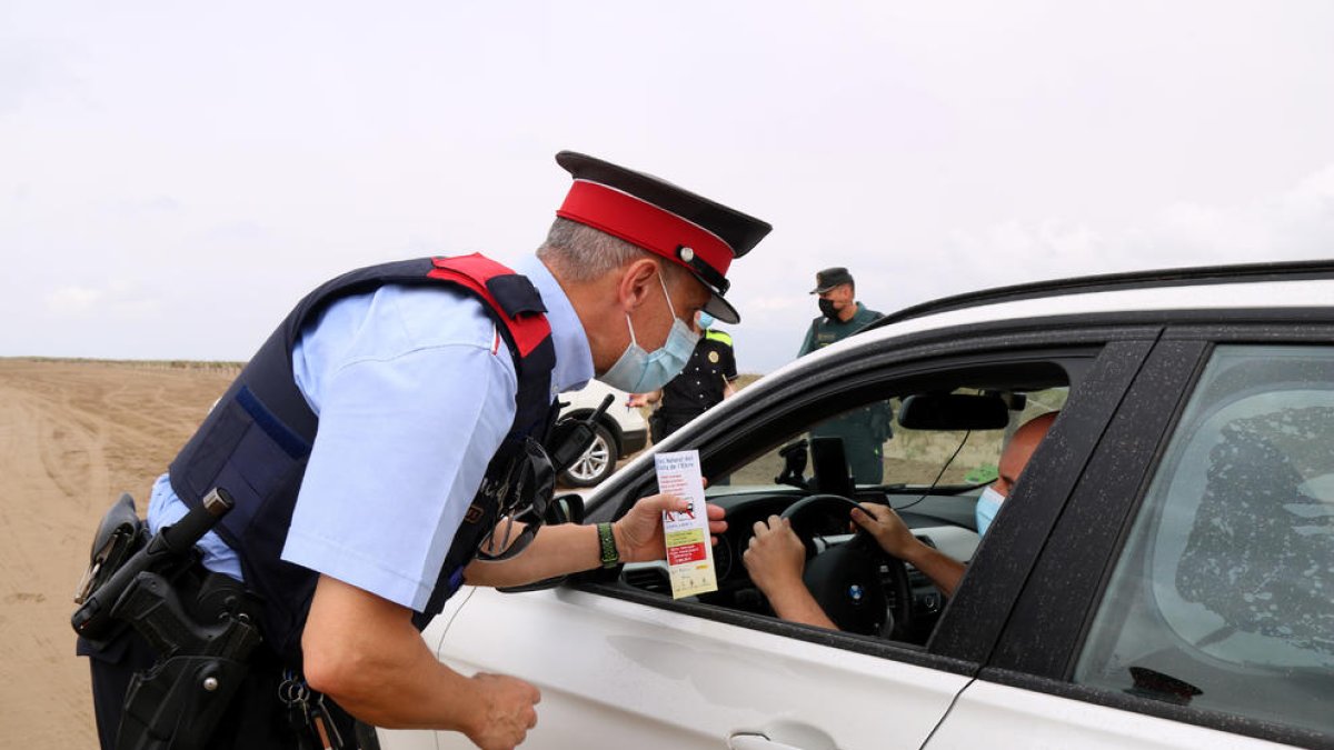 Els cossos policials fan controls informatius per conscienciar els visitants d'un bon ús del Delta de l'Ebre