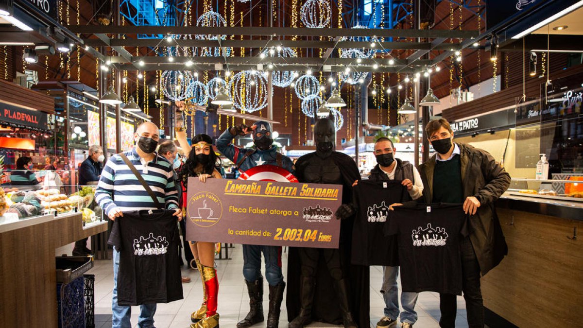 Todos en azul recauda 2.003 euros con la venta de galletas solidarias en Tarragona
