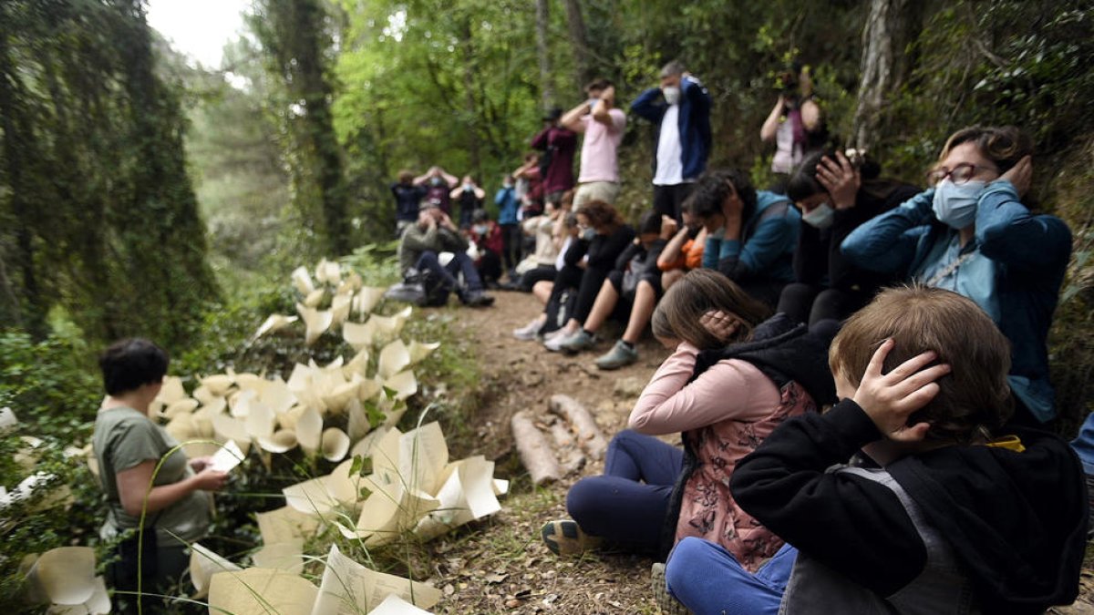 Un centenar de participantes se sumergen en las instalaciones artísticas efímeras de los Puertos a Horta de Sant Joan