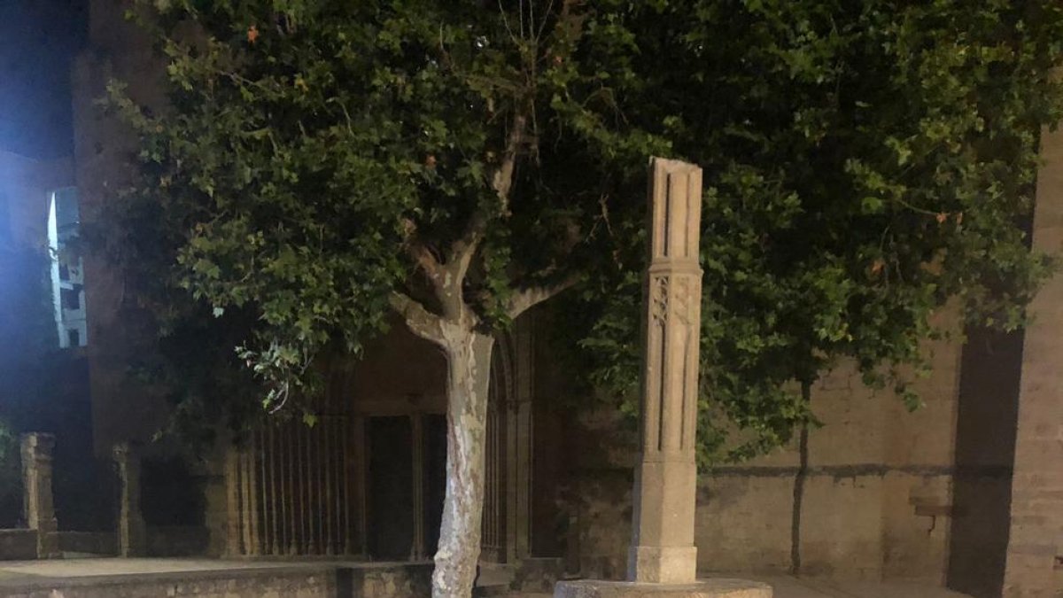 Un home s'enfila i tira a terra la creu medieval del monestir de Sant Cugat del Vallès