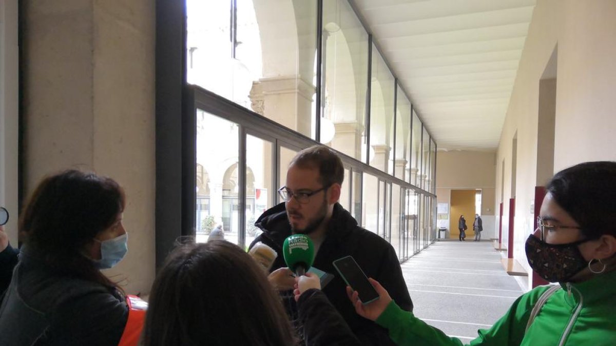 Hasél es tanca amb estudiants al Rectorat de la UdL en protesta contra el seu empresonament