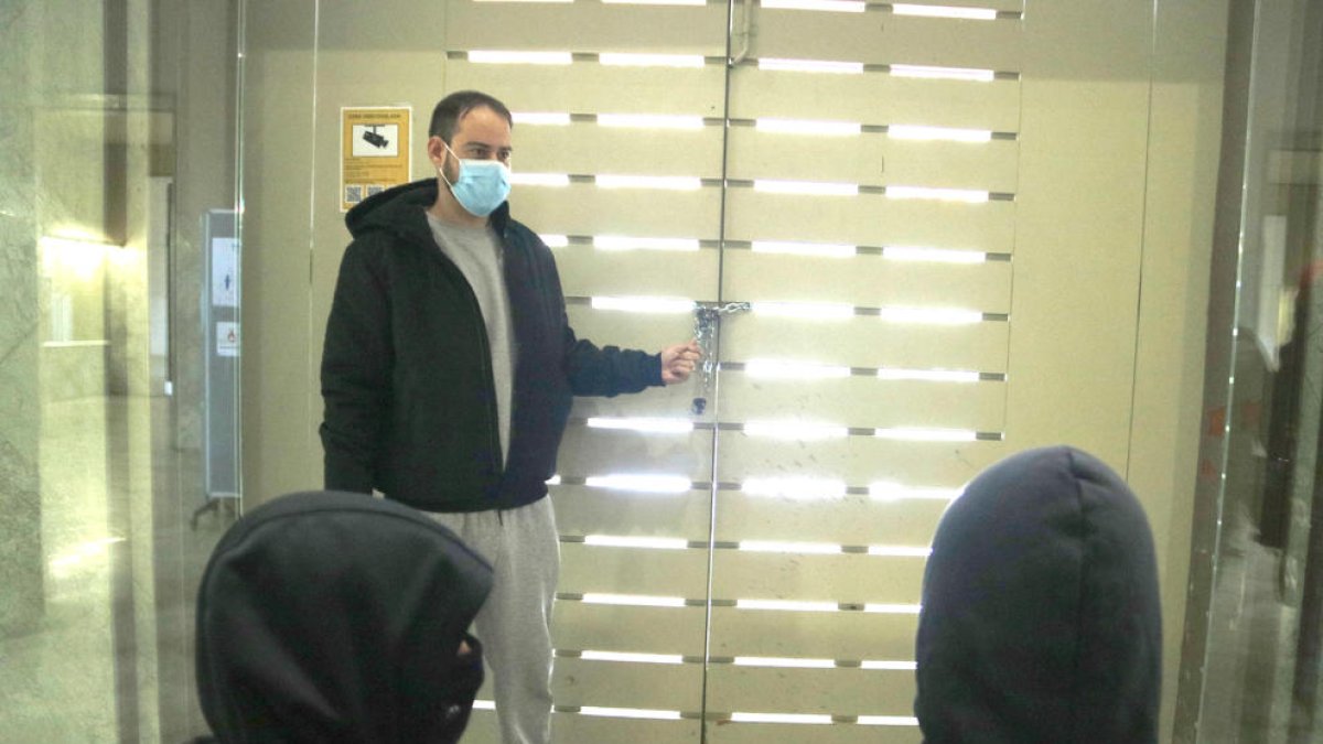 Pablo Hasél: «La tancada busca no posar fàcil la meva detenció als cossos repressius»