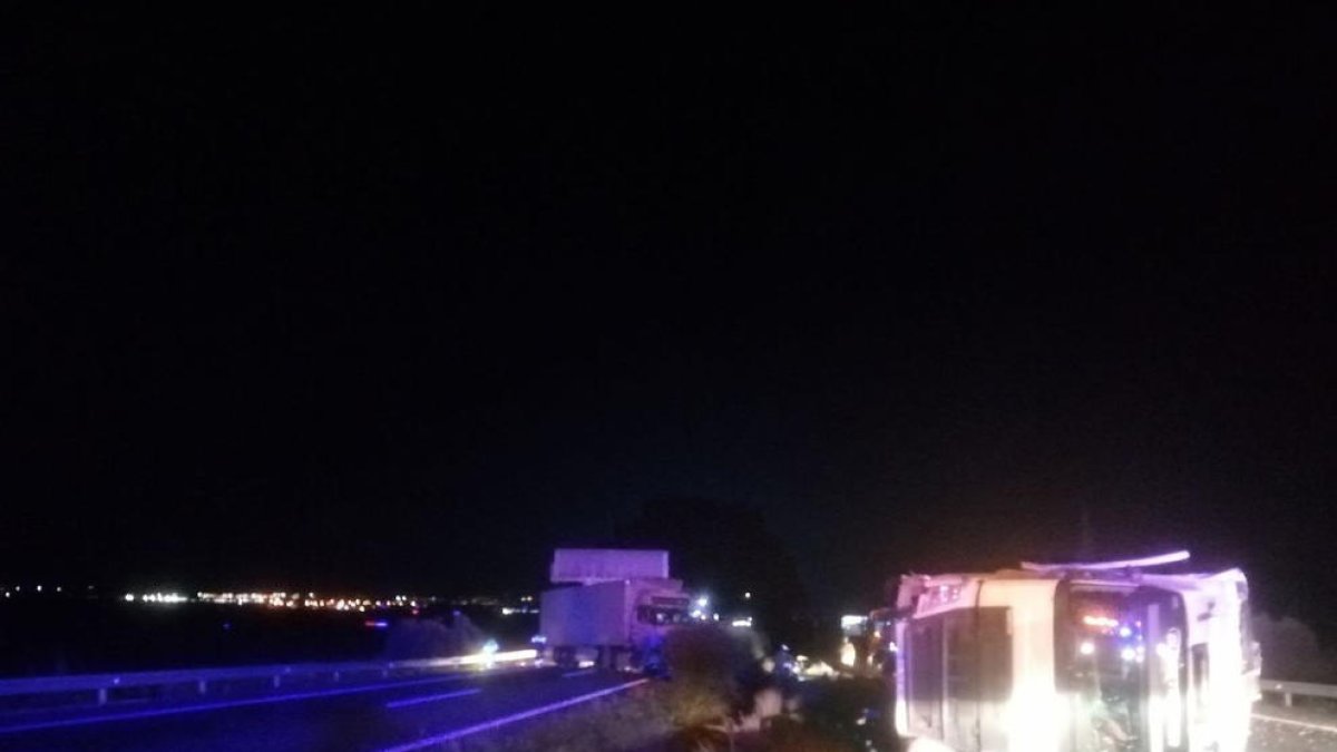 Dos heridos en un accidente entre dos camiones en la AP-7 en l'Aldea