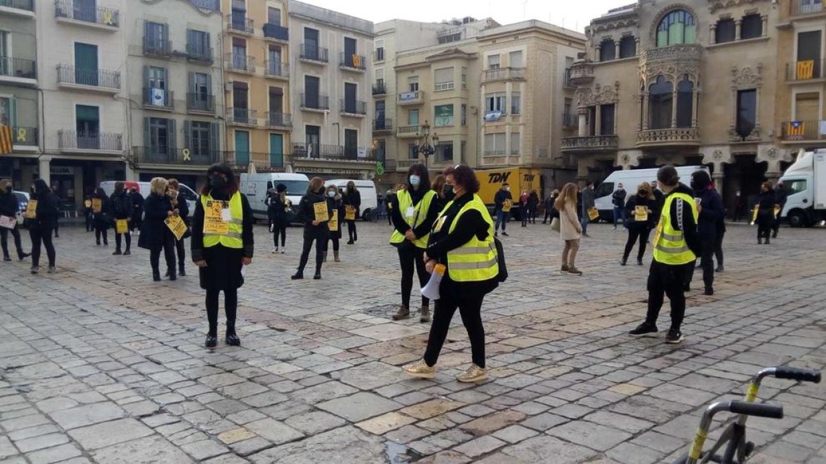 Esteticistes i perruquers es manifesten a Reus per reclamar la reducció de l'IVA al 10%
