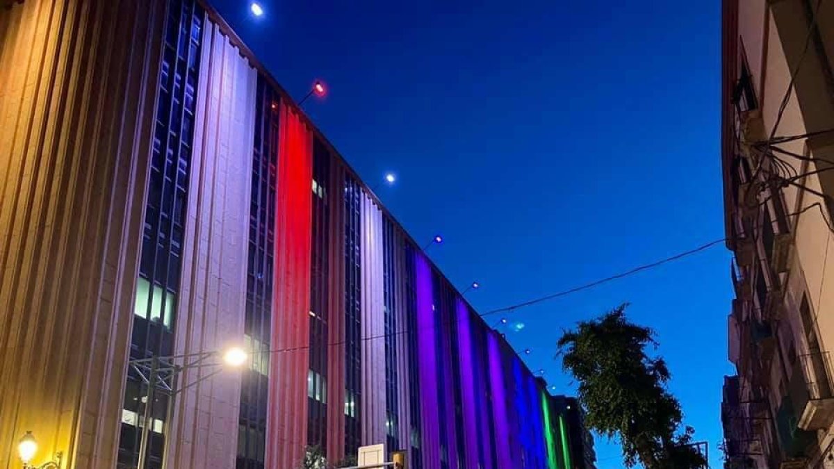 La fachada del Hospital de Santa Tecla se ilumina con los colores de los grupos castellers de la ciudad