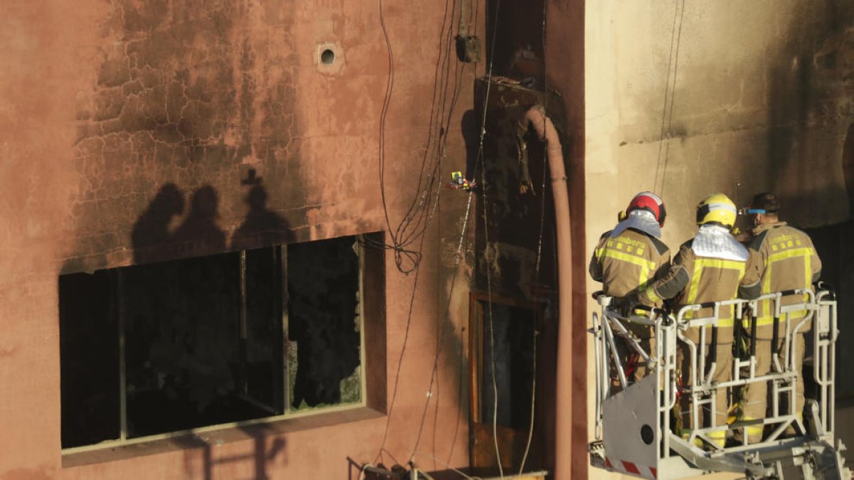 Los Bomberos dan prácticamente para|por descartado que haya más víctimas mortales en la nave quemada de Badalona