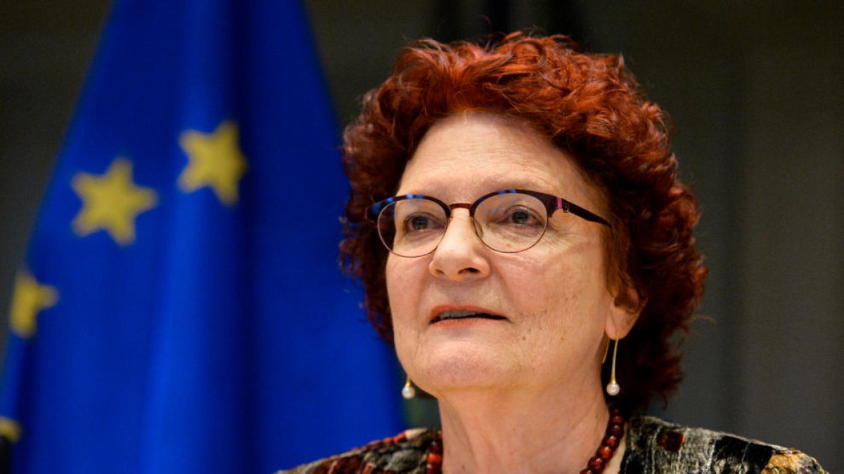 Experts europeus demanen mantenir les restriccions per frenar «l'alt risc» de les noves variants