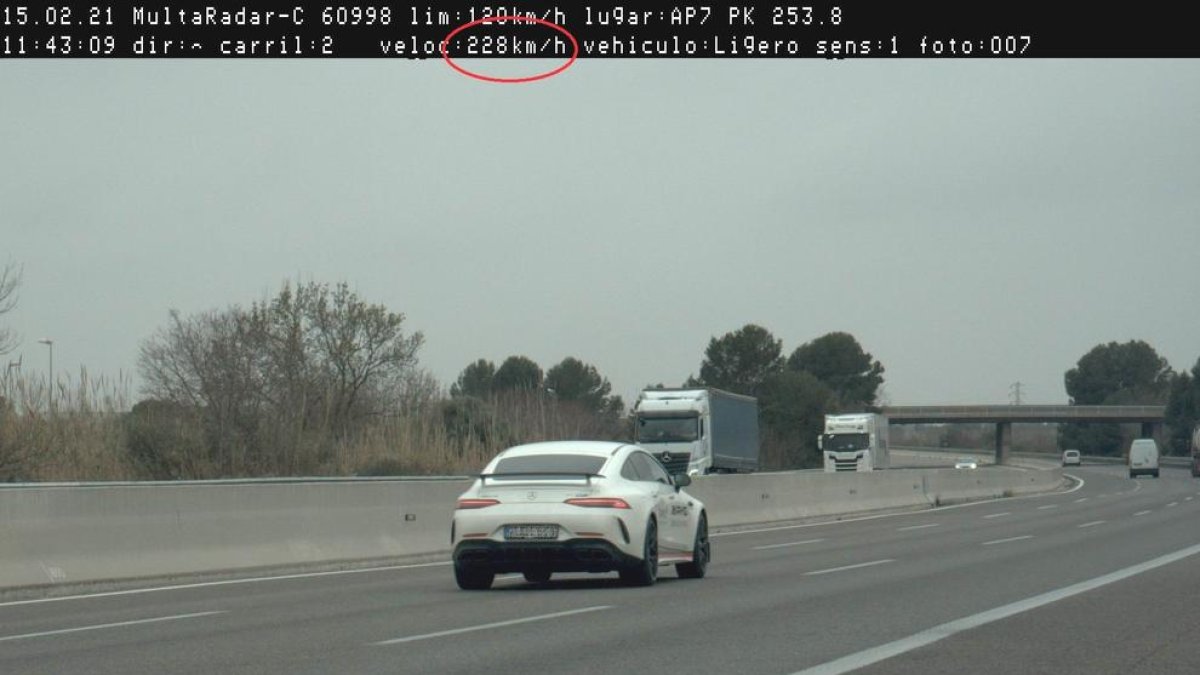 Detingut un conductor que circulava a 228 km/h per l'autopista AP-7 a Reus