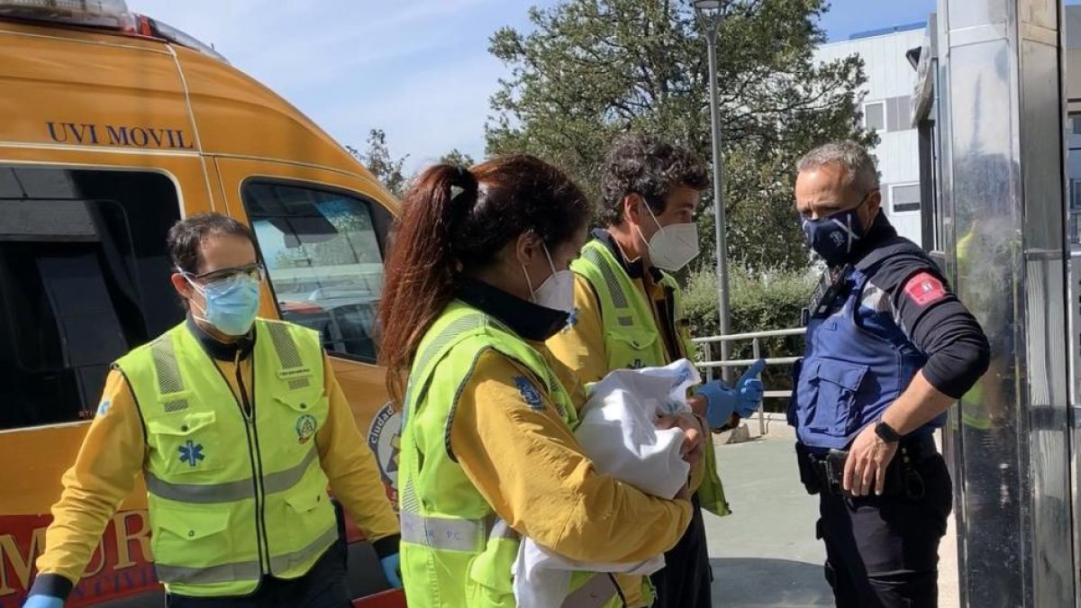 Troben una bebè de cinc dies abandonada en una caixa de cartó a Madrid