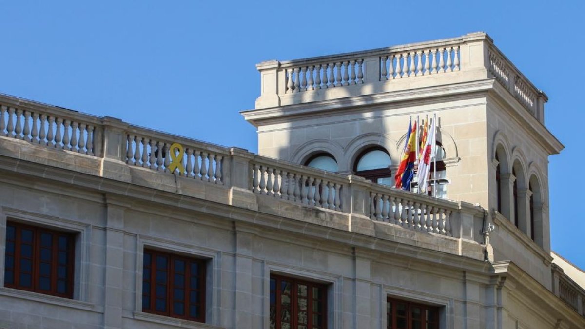 L'Ajuntament de Reus retira la pancarta de 'Llibertat presos polítics' per ordre del jutjat